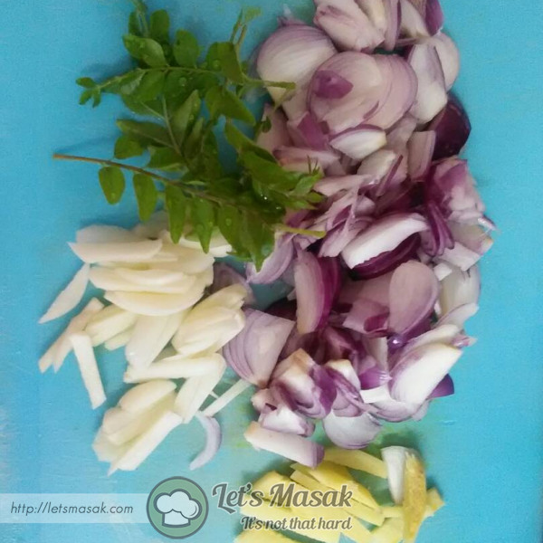 Sediakan bawang putih, merah, halia  dan daun kari. Hilis halus.