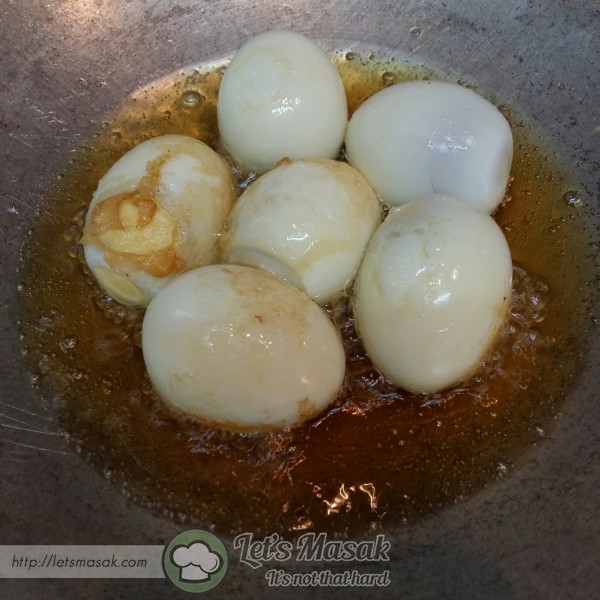 Panaskan minyak dan goreng telur rebus untuk mendapatkan luaran kulit yang garing . Angkat dan ketepikan .