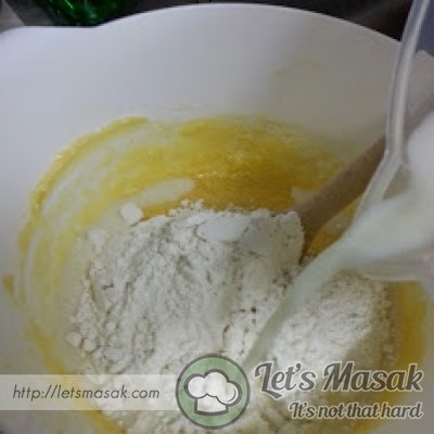 Add 1/3 of the flour and 1/2 cup of milk. Stir until no flour is visible.

(Masukkan 1/3 daripada 2 cawan tepung dan 1/2 cawan susu. Kacau sehingga tepung tidak kelihatan.)
