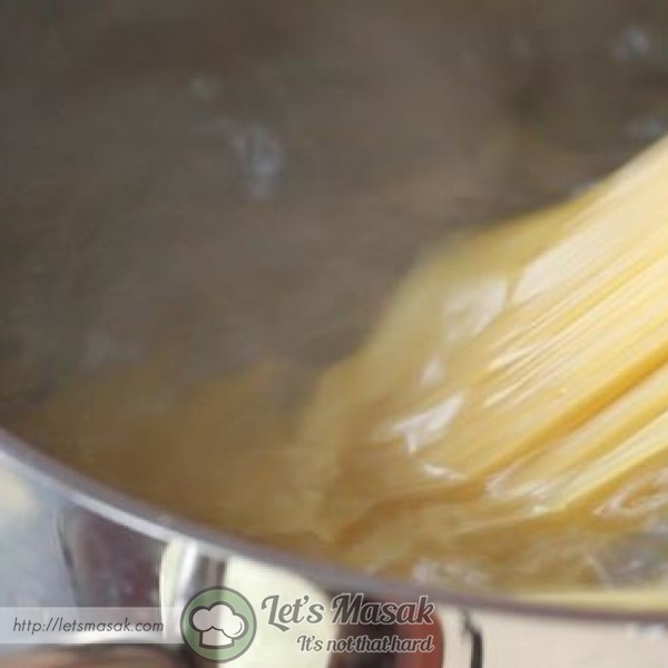 Cook spaghetti in salted boiling water (+ olive oil) for one minute less than package instruction. Set aside and reserve 50 mL of cooking water.