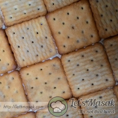 Susun biskut cream crackers yang di rendam td atas loyang