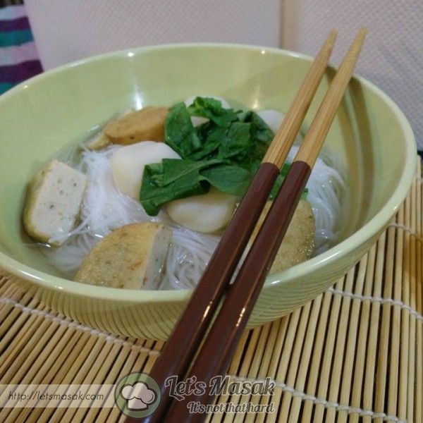 Prepare the ikan bilis stock, bring the 700ml water and ikan bilis to boil, reduce heat and simmer for about 15 minutes.