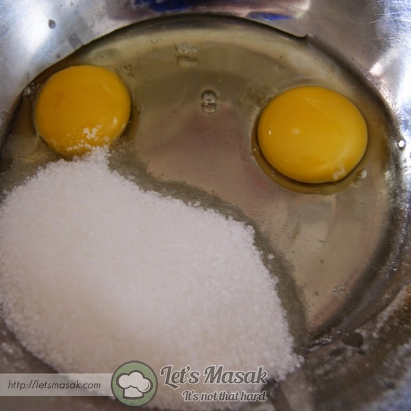 Satukan telur dengan gula