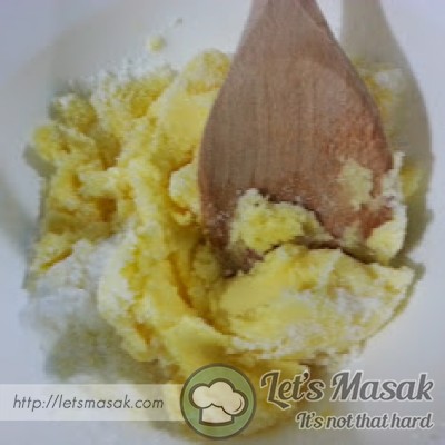In a bowl using a wooden spoon cream the butter and sugar until pale and fluffy.

(Pukul mentega dan gula hingga sedikit pucat dan kembang.)