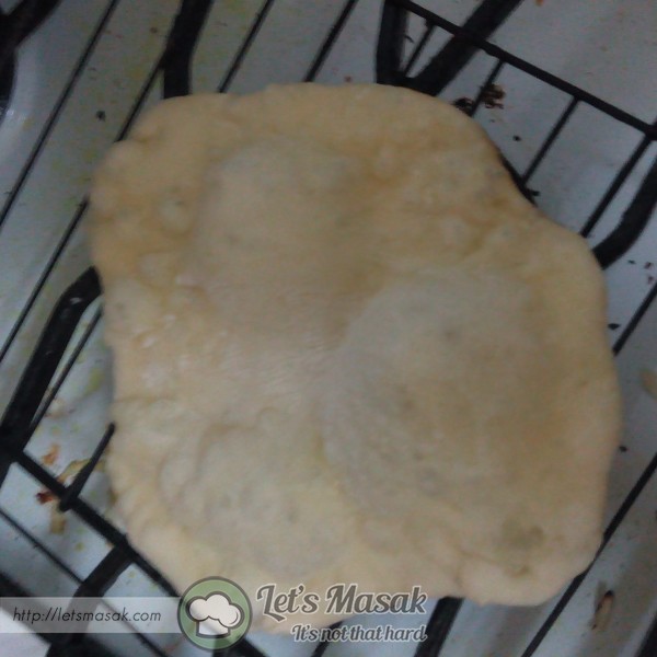 Lightly grease the rack with oil and put the dough to cook.
