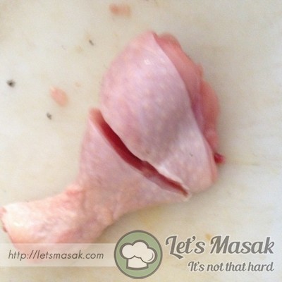 Ayam boleh dipotong kecil jika mahu supaya mudah masak dan tidak mentah di dalamnya.