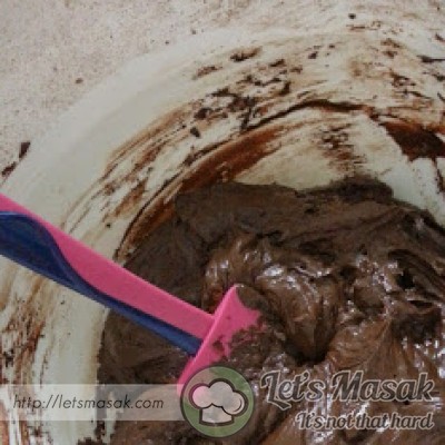 SKIP THIS IF YOU'RE NOT MAKING A CHOCOLATE FROSTING!

Add 3 tablespoons of cocoa powder and mix until well combined.

ABAIKAN LANGKAH INI JIKA TIDAK MEMBUAT KRIM FROSTING COKLAT!

(Masukkan 3 sudu besar serbuk koko dan gaul sebati.)