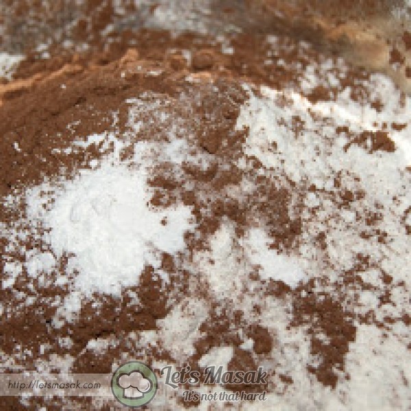 Ayak tepung naik sendiri, baking powder, dan serbuk koko. ketepikan