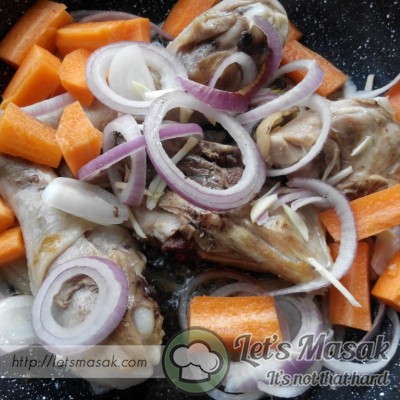 Grill peha ayam sehingga masak, kemudian masukkan carrot, bawang besar dan bawang putih.