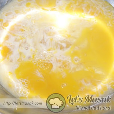 Pukul telur + susu sejat + susu manis + esen vanila sampai kembang sedikit (gambar masa ni belum pukul lagi)