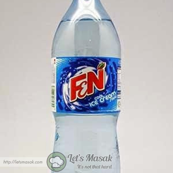 Buka 1 tin/ botol  ais krim soda F&N. Tuangkan ke dlm gelas/ jug..