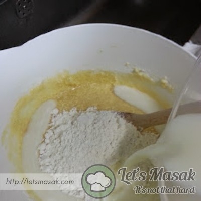 Add another 1/3 of the flour and the remaining 1/2 cup of milk. Stir until no flour is visible.

(Masukkan lagi 1/3 daripada 2 cawan tepung dan baki 1/2 cawan susu. Kacau sehingga tepung tidak kelihatan)
