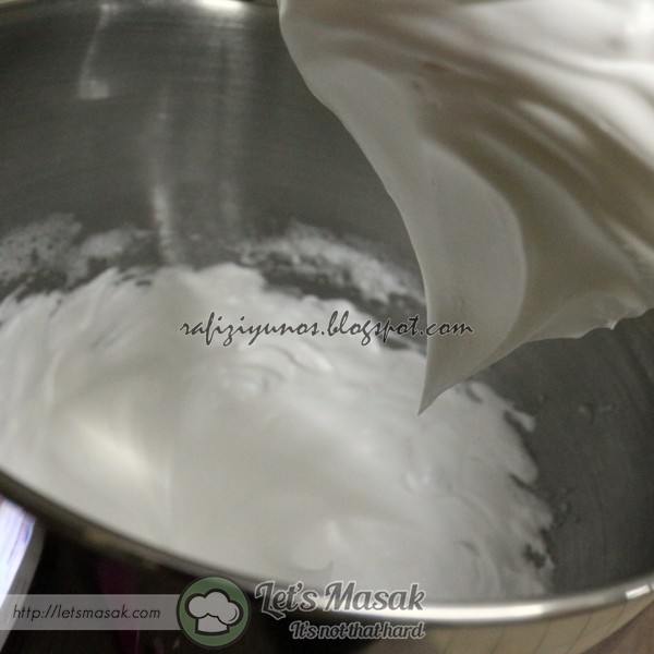 Pukul putih telur hingga kembang dengan kelajuan tinggi. masukkan gula kastor sedikit demi sedikit. putar lagi sehingga meringue bertanduk.