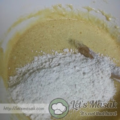 Add the final 1/3 of the flour and stir until no flour is visible.

(Masukkan baki tepung dan kacau sehingga tepung tidak kelihatan.)
