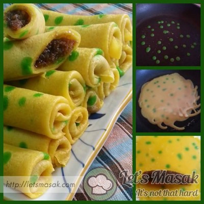 Panaskan non stick pan, sapu sedikit minyak. Titikkan tepung berwarna hijau, kemudian sendukkan adunan bewarna kuning.