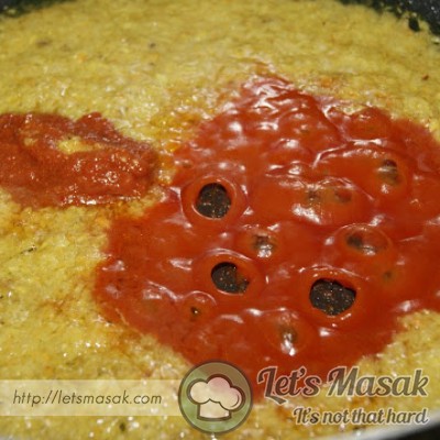Masukkan  cili kisar dan Tomato Puree