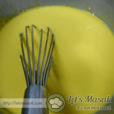 Pukul kuning telur bersama gula kastor sehingga larut. Masukkan susu, minyak jagung dan vanila esen kedalam mangkuk tadi. Kacau sehingga sebati.