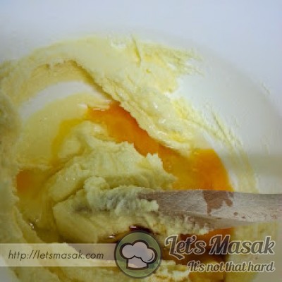Add in the eggs and vanilla. Mix until well combined.

(Masukkan telur dan esen vanila dan pukul hingga sebati.)