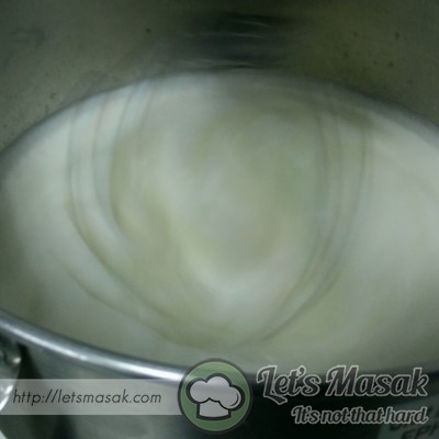 Didalam mixer, pukul putih telur bersama gula kastor dan garam sehingga menjadi meringue.
