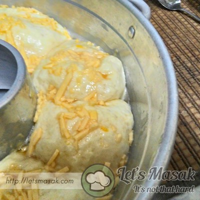 Sapukan roti anda dengan bancuhan telur, dan taburkan gula halus berserta keju. bakar pada suhu 180c selama 25 -30minit. siap