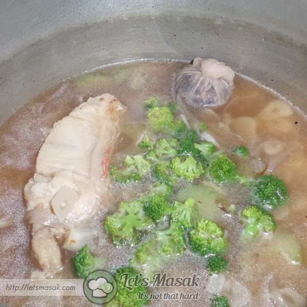 Masukkan brokoli dan sedia untuk dihidang