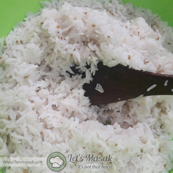 Angkat kukusan beras dan masukkan dalam bekas besar.