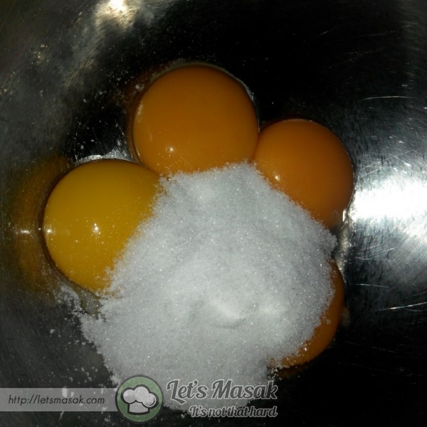 Satukan telur kuning dan gula kastor pukul sehingga sebati menggunakan whisker.