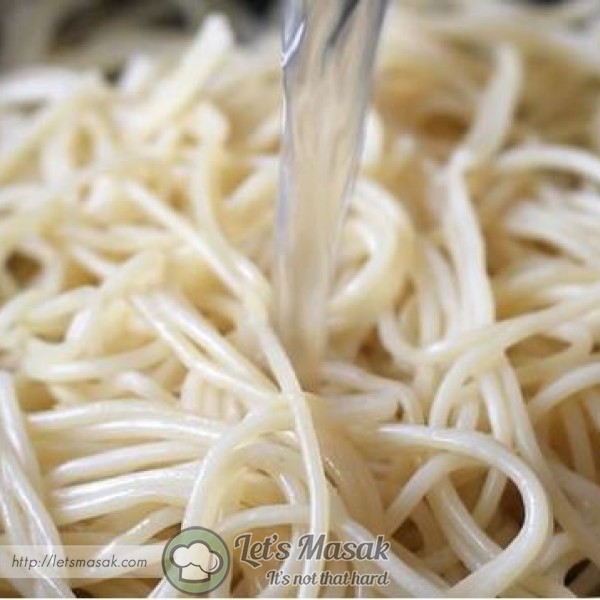 Add spaghetti, 50mL of spaghetti cooking water, salt, pepper, and minced "cabai rawit". Toss for 2 minutes.