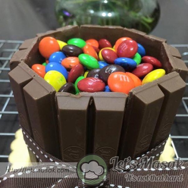 Kit Kat & M&m Cuppies With Choc Fudge Frosting