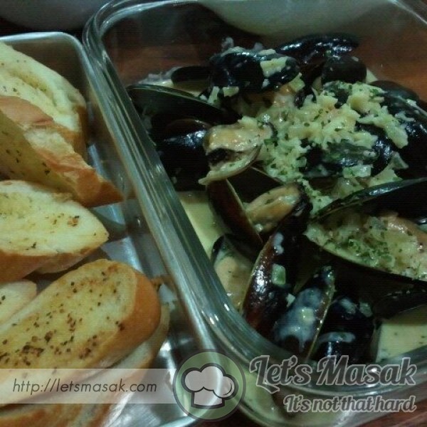 Mussels With Garlic Creamy Sauce
