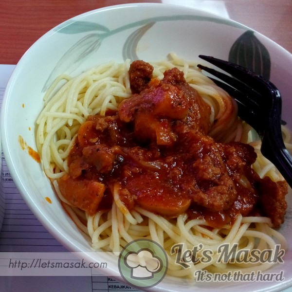 Spaghetti Alla Bolognese With Meatball 