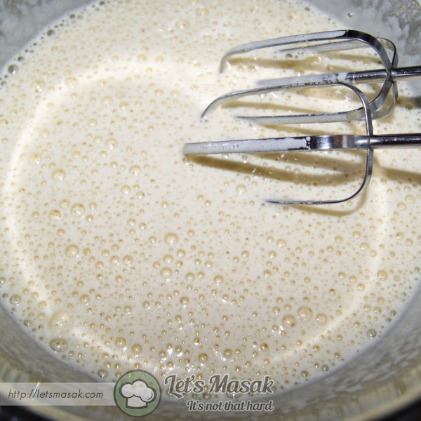 Pukul telur dengan gula sampai kembang, masukkan minyak/mentega/marjerin cair dan pukul lagi sehingga sebati