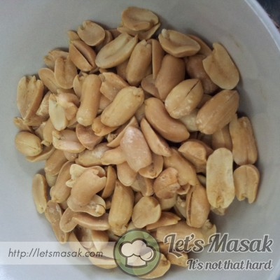 Place the peanuts,oil and sugar in a bowl
