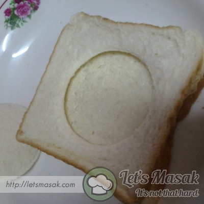Tindankan roti yang ditekap diatas roti yang disapu mentega