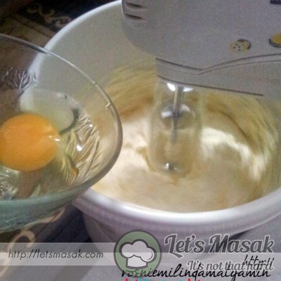Masukkan telur sebiji demi sebiji sebanyak 4 biji. Pukul lagi sehingga sebati dan kembang.