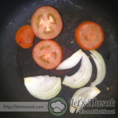 Masak bawang dan tomato ( caramelised onion & tomato ) sehingga perang