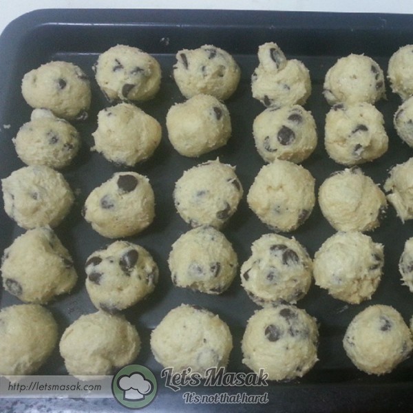 Line the tray with a parchment paper and scoop the batter onto the tray spaced 4-5 cm apart.