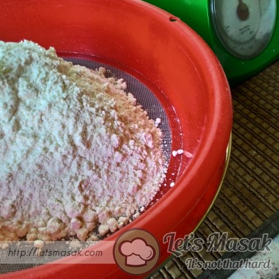Ayakkan tepung gandum beserta tepung high protein