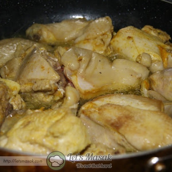 Gaulkan ayam dengan garam,serbuk kunyit dan serbuk halia. Goreng separuh masak