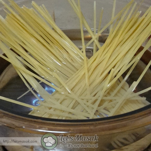 Panaskan air dan rebus spaghetti sehingga masak (lembut) dan toskan. Masukkan 2-3 sudu minyak masak ke dalam air rebusan untuk mengelak ia melekat.