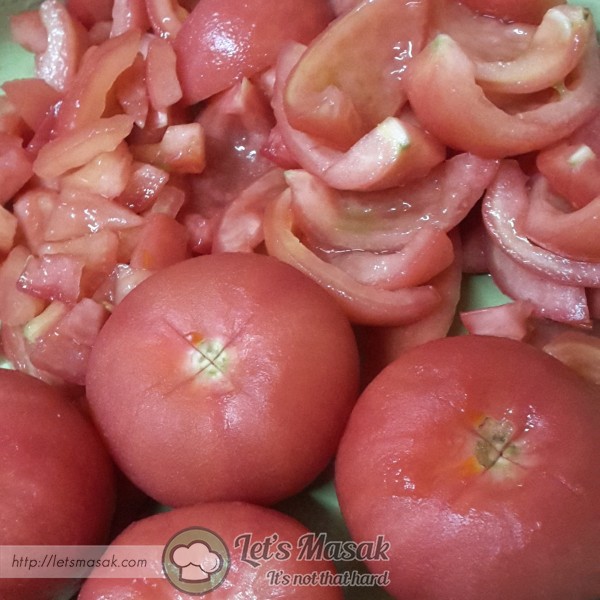 Kupas kulit tomato & buang bijinya. 2-3bj tomato dihiris tebal & selebihnya dikisar halus.