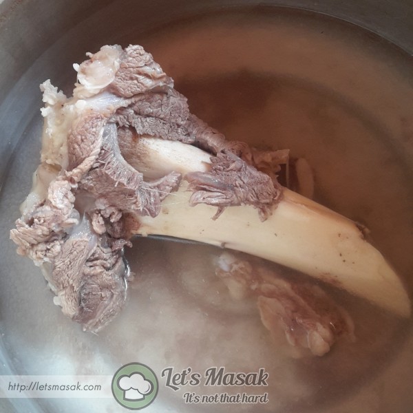 Rebus tulang dalam preassure cooker hingga lembut. Simpan air rebusan untuk dimasukkan ke dlm kuah mee nnt.