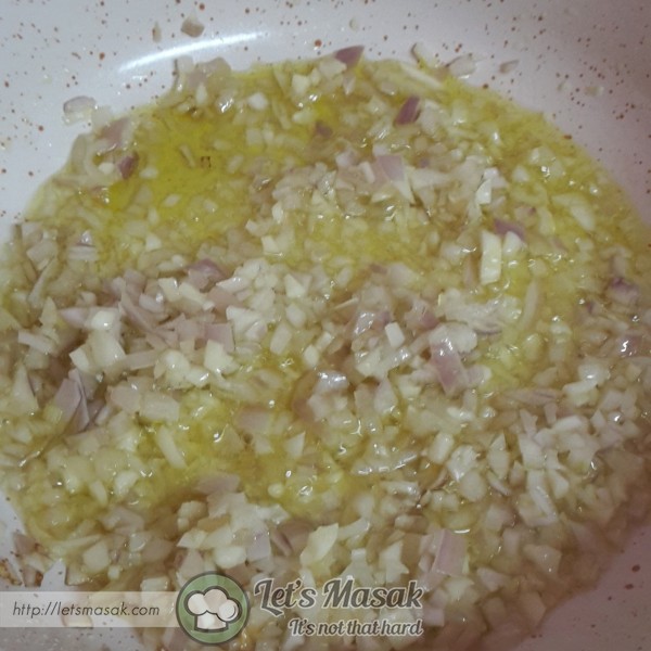 Panaskan minyak zaitun & tumis bawang besar & bawang putih. Biarkan hingga bawang layu.