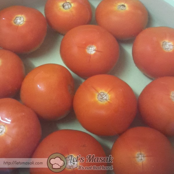 Basuh bersih buah tomato & buatkan keratan X supaya mudah untuk mengupas kulitnya. Rendam tomato selama 1 minit dlm air yang mendidih.