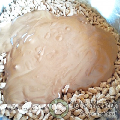 Tuangkan coklat cair ke dalam adunan bubble rice dan gaul hingga coklat bersalut sekata dengan bubble rice