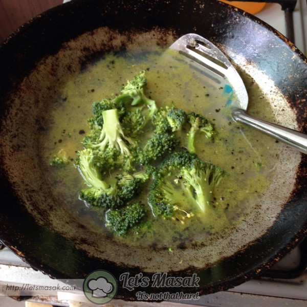 Letakkan sedikit garam dan maggi cukup rasa dan masukkan sayur brokoli tunggu sehingga sayurnya empuk.