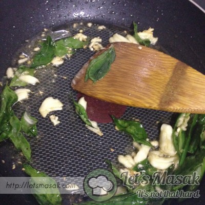 Panaskan butter/margerin di dalam kuali. Tumiskan bawang putih, cili padi dan daun kari hingga garing & naik bau.