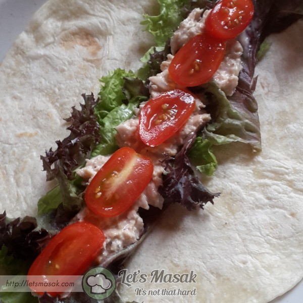 Koyak & susunkan daun salad ditengah2 wrap. Sudukan campuran tuna & susunkan tomato diatasnya.
