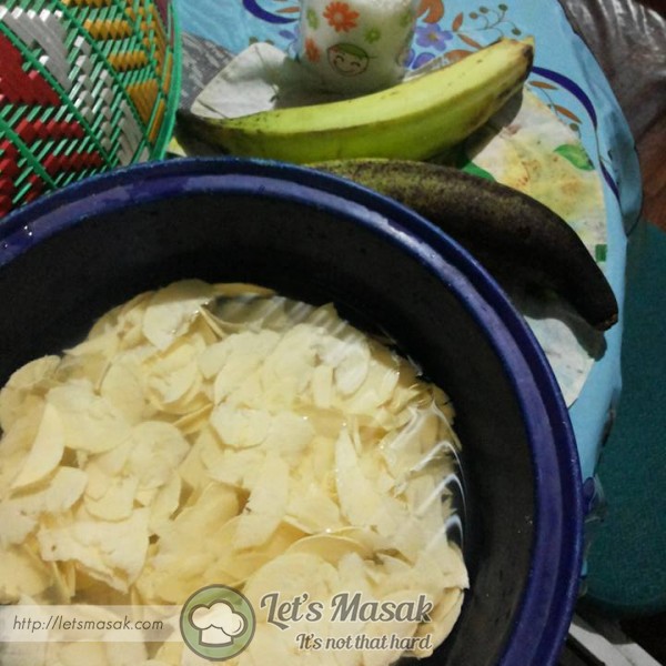Sagat pisang tanduk dan rendam dalam air yg dicapur garam. Buat sampai habis.