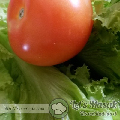 Basuh bersih tomato dan salad. tomato di hiris nipis dandaun salad di potonhg tebal
